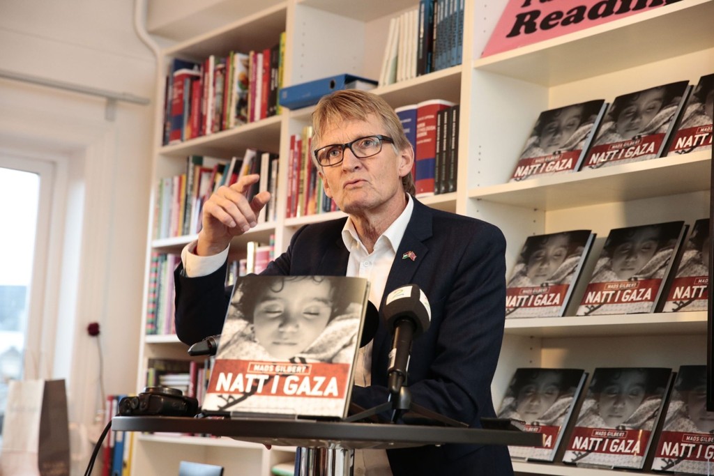 Legen Mads Gilbert presenterer boken «Natt i Gaza» på en pressekonferanse hos Kagge Forlag i Oslo fredag.