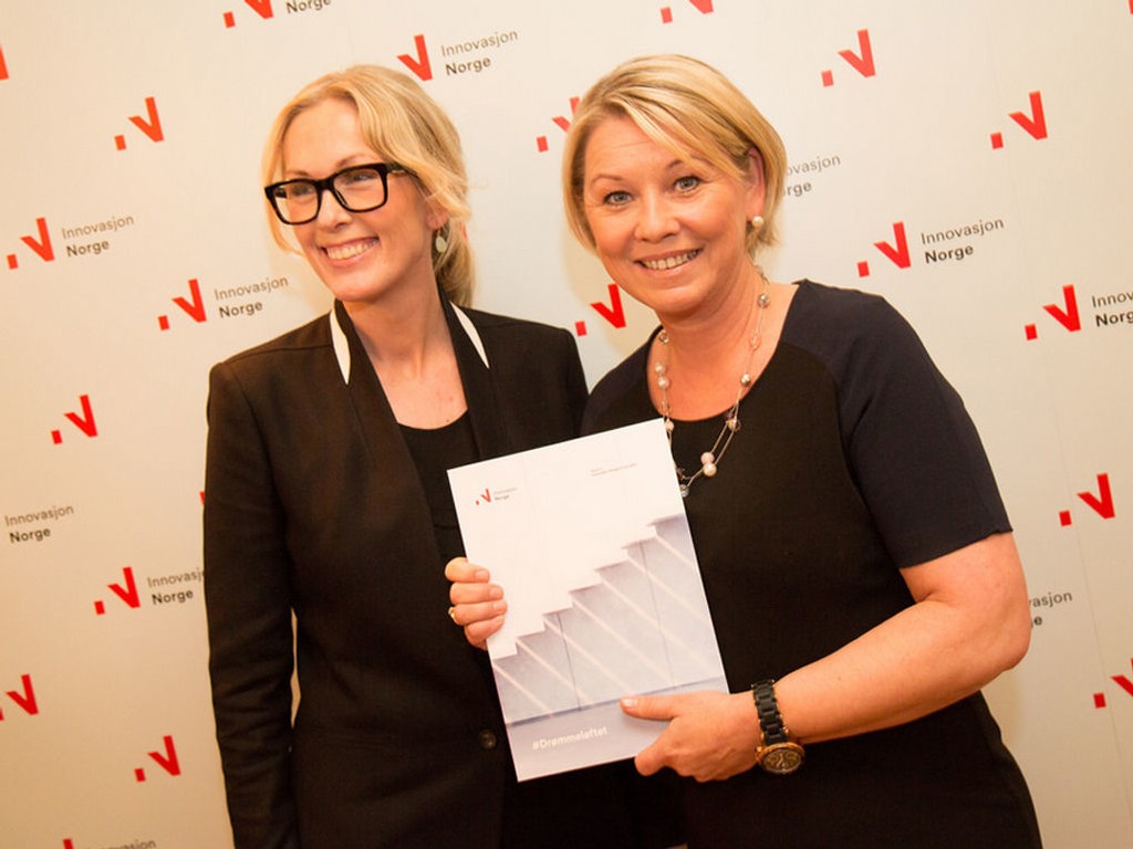 
Innovasjon Norge-direktør Anita Krohn Traaseth (til venstre) og næringsminister Monica Mæland avbildet da sistnevnte fikk tildelt en rapport om Innovasjon Norges «Drømmeløftet» tidligere i år.
