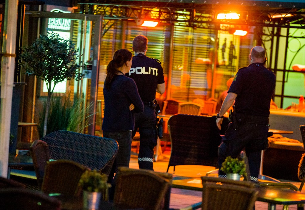 Politiet har sperret av området rundt  restauranten Egon etter en skyteepisode ved  Lørenskog storsenter torsdag kveld.