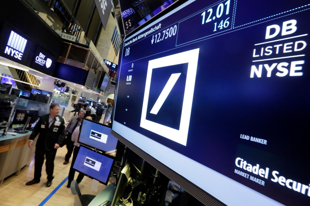 
Many european bankaksjer fall after that  hard-pressed Deutsche Bank plunged over 9 per cent  Friday morning.
