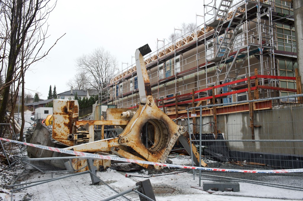 
Fem personer ble skadd da en kran veltet på en byggeplass i Fantoftvegen i Bergen i 22. februar 2016. Foto: Marit Hommedal / NTB scanpix	