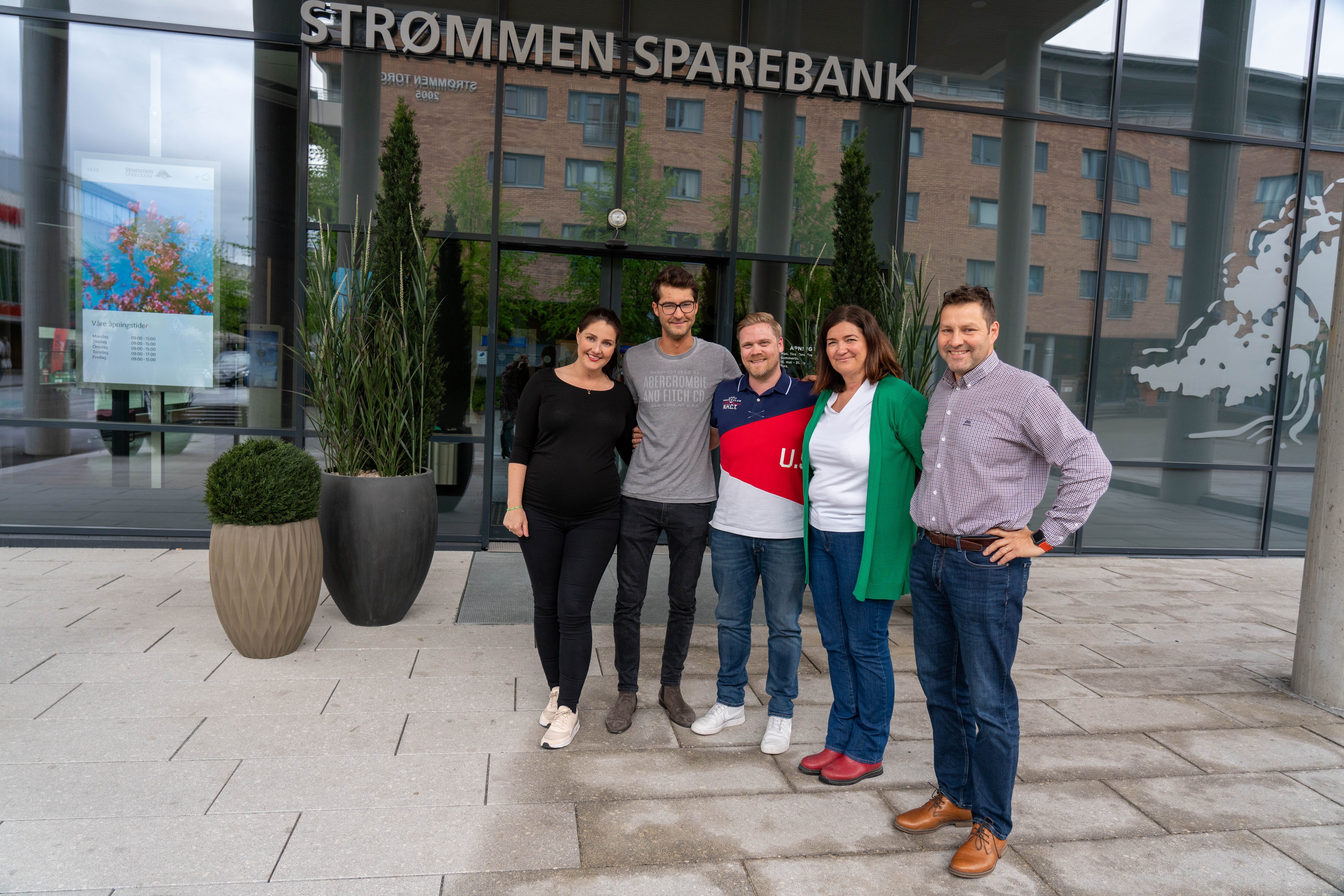 
Familien Pedersen sammen sin rådgiver i Strømmen Sparebank, Øivind Johannessen (i midten). 
