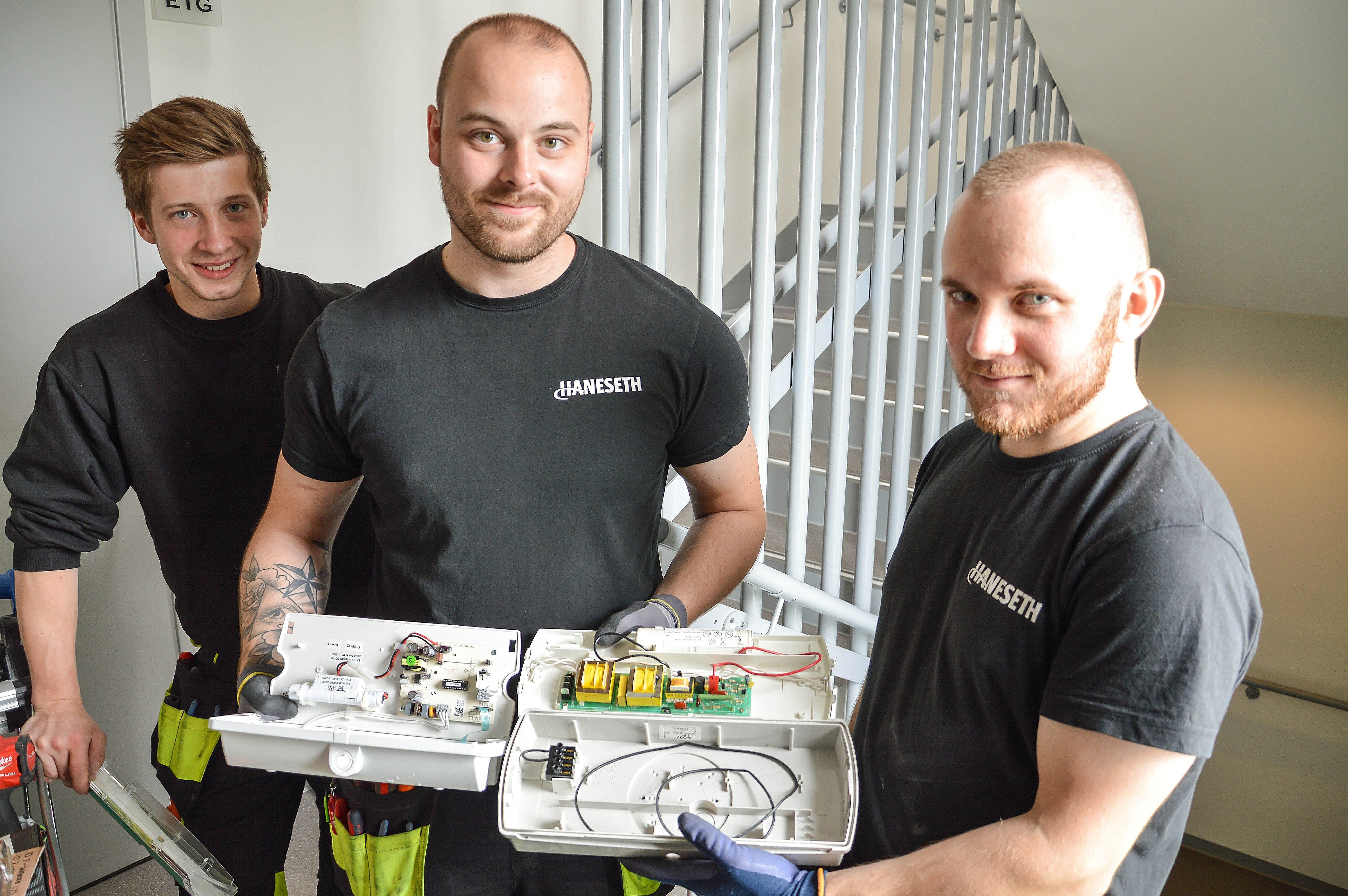 
Haneseth Bodø skifter ut lysene i fellesområdene i Panorama I i Bodø. Lærling Andreas Dagsloth, elektriker Terje Kjelling og elektriker Erlend Lehne ser på innmaten i nye og gamle nødlys. Alt byttes nå ut med LED.

