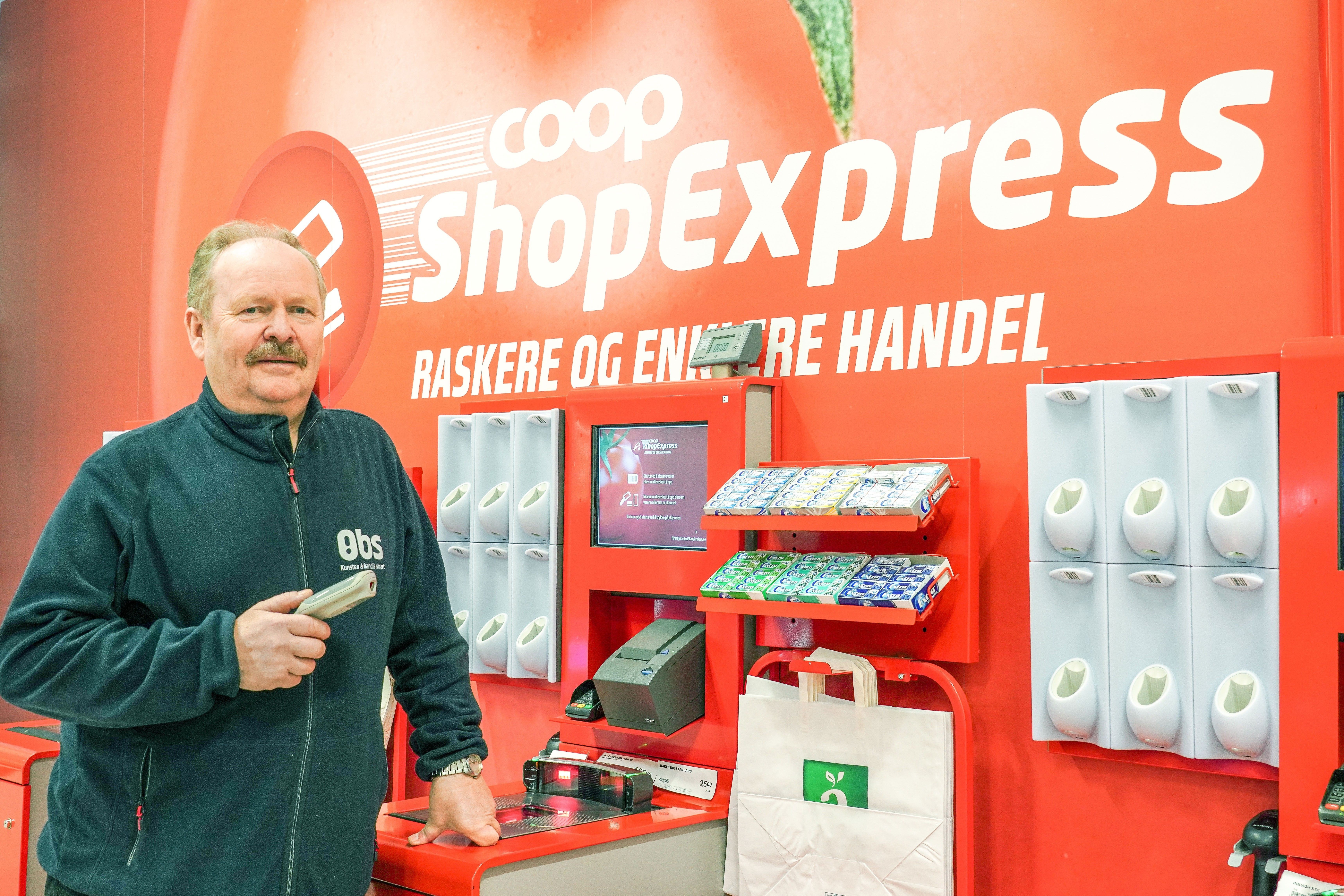 
Varehussjef på Obs Bryne, Inge Håland, synes det er bra at kundene velger Shop Express når de handler.
