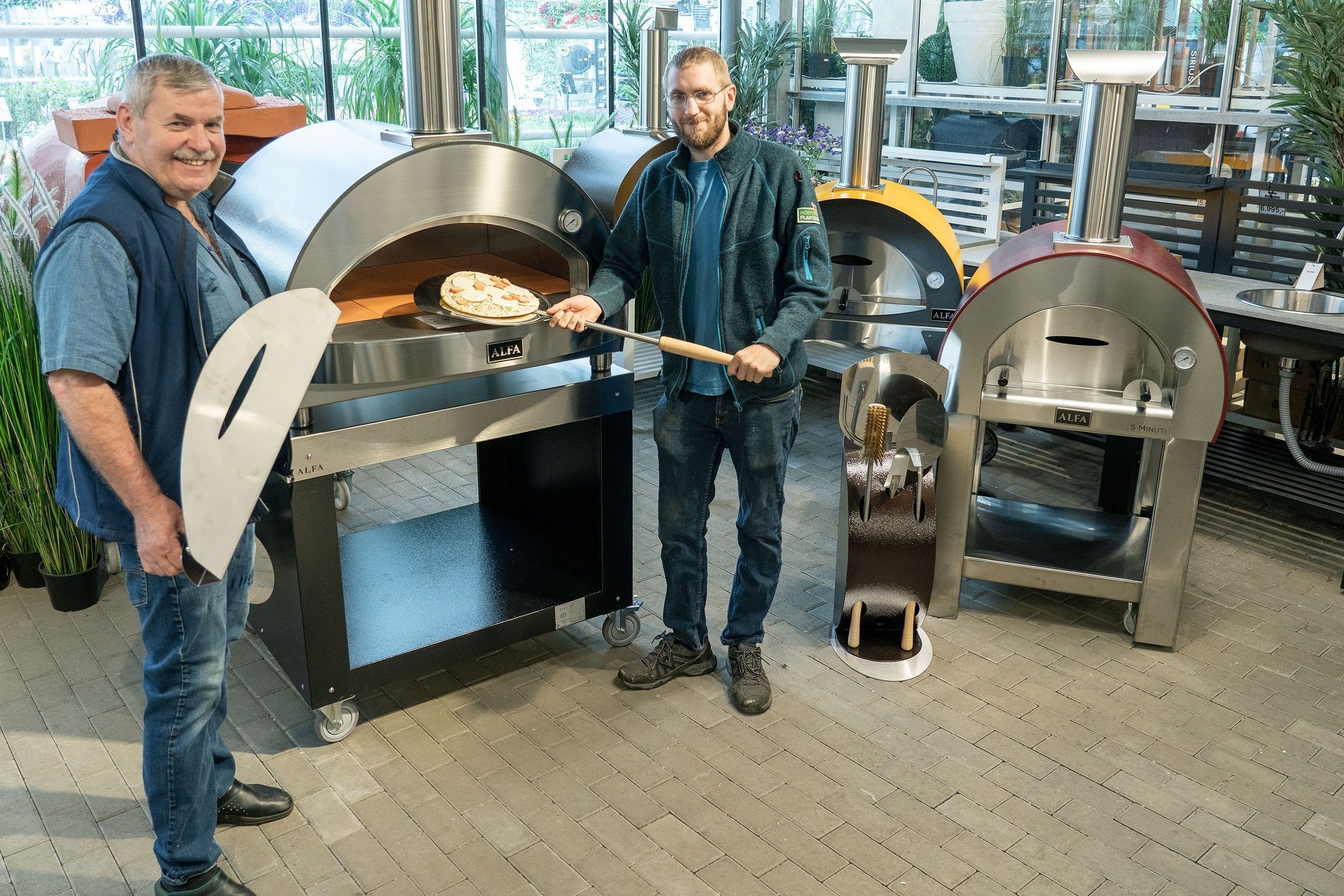 
I de nye, italienske pizzaovnen kan du steke mer enn bare pizza. Her kan du diske opp med alt fra lammelår, lasagne og bakevarer. Daglig leder, Egil Horpestad, og Ole Martin Horpestad demonstrere hvordan de vedfyrte og moderne ovnene virker.
