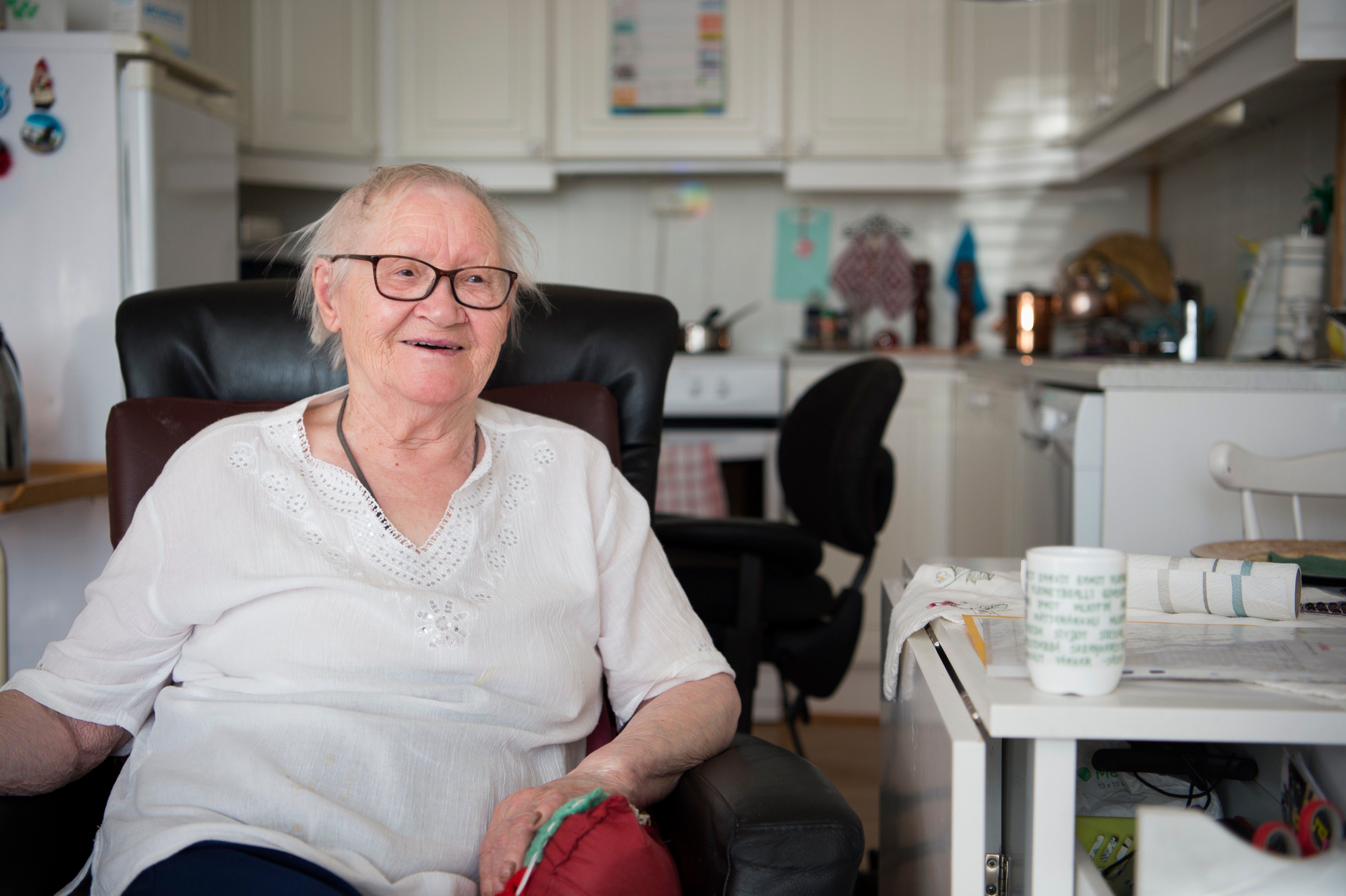 
Oddlaug Andersen er raus med smil, latter og historier fra sitt 92 år lange liv. I møtet med helsevesenet har hun opplevd gleden over å bli sett med hele sin samiske identitet, men hun har også opplevd utfordringer og hatt vanskelige møter på grunn av språkproblemer.
