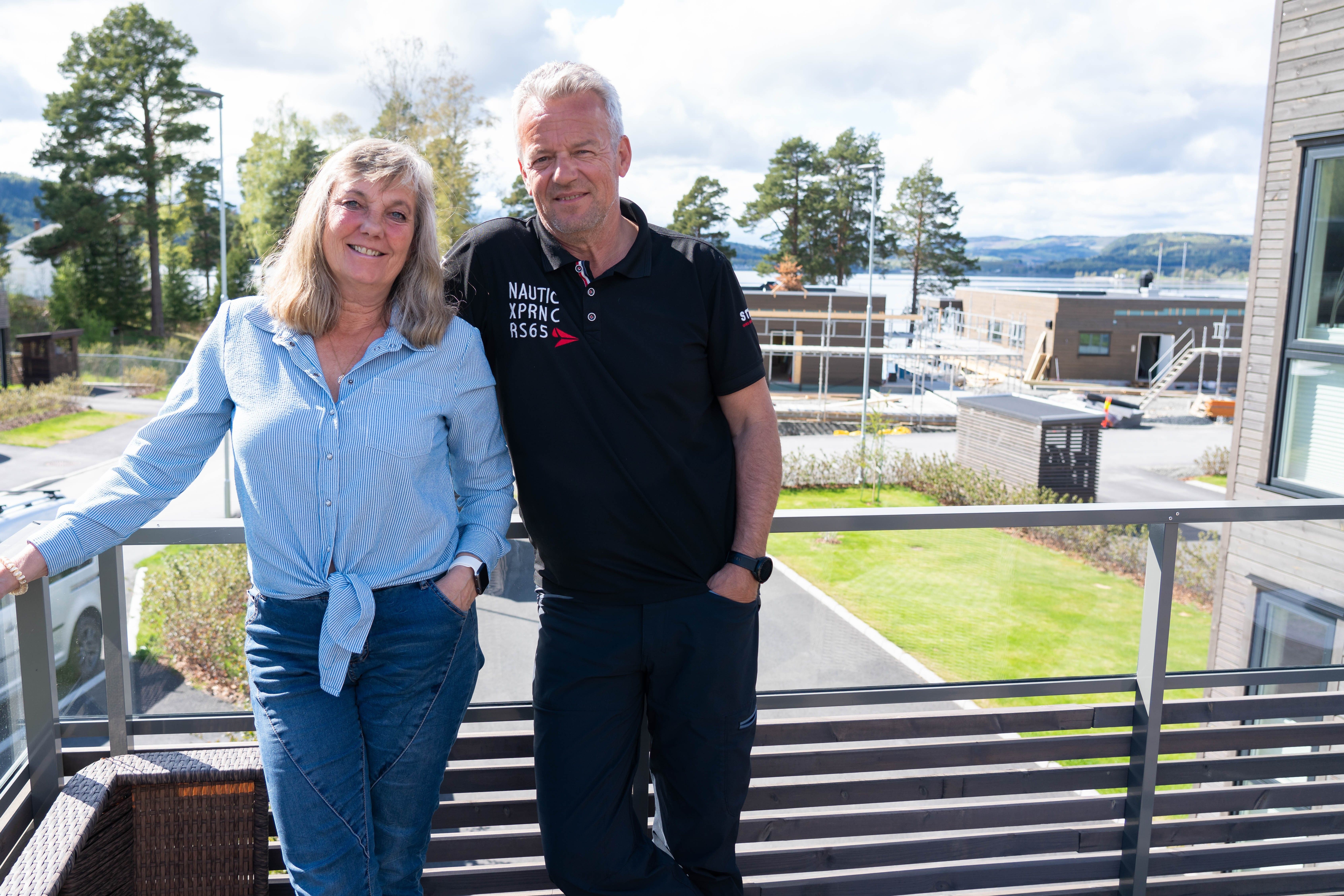 
NYTER HVERDAGEN: Anne-Lise og Roger Engeskaug har bodd i Strandvegen Panorama siden 2018, og har aldri angret på at de flyttet dit.
